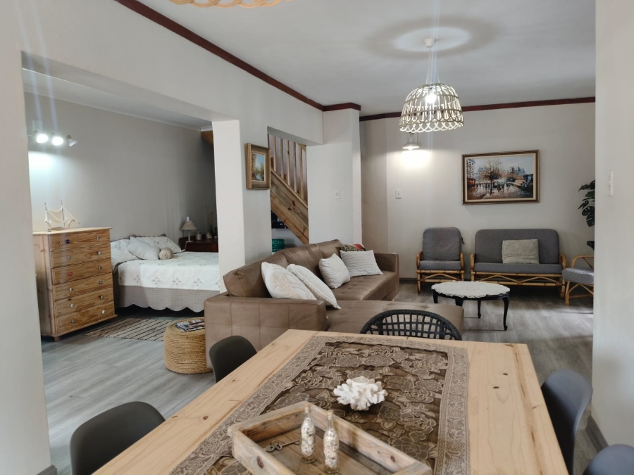 6 Bedroom Property for Sale in Paradise Beach Eastern Cape